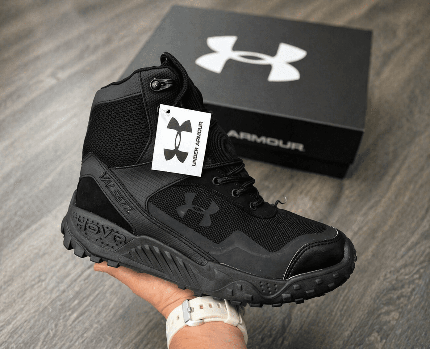  BOTA UNDER ARMOUR HOVR 