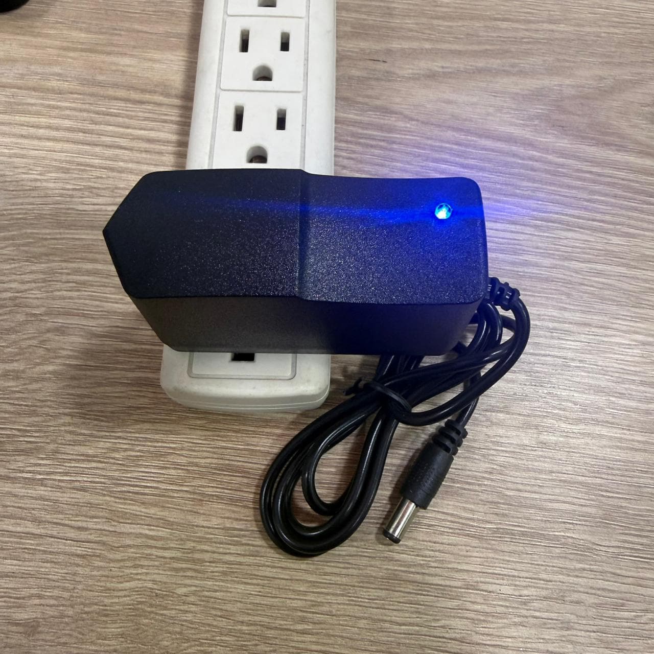 Cargador Adaptador Fuente 12V 1A Luz Led
