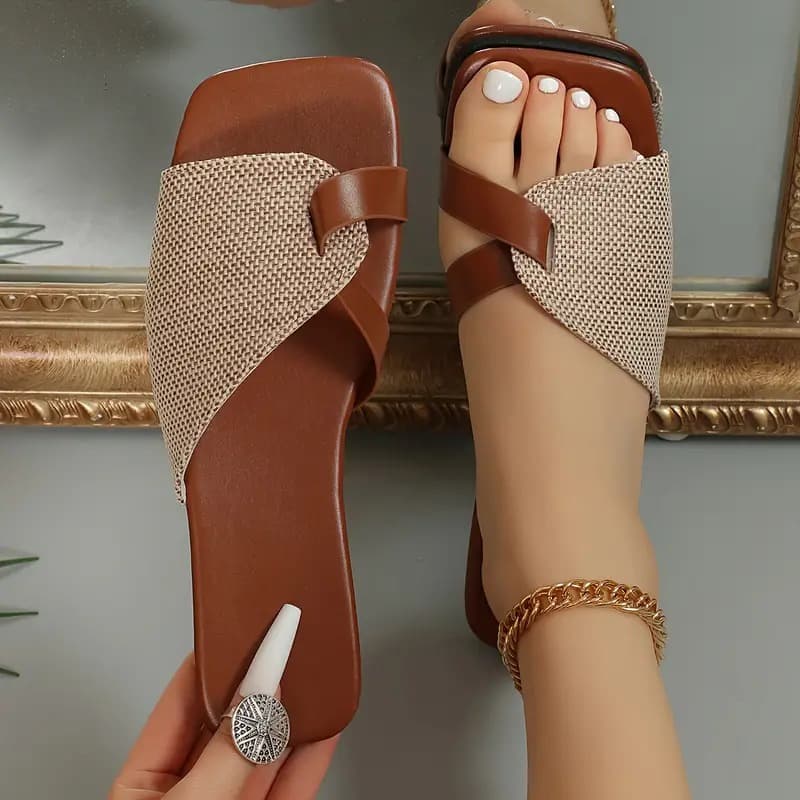 Sandalia plana "retro chic"