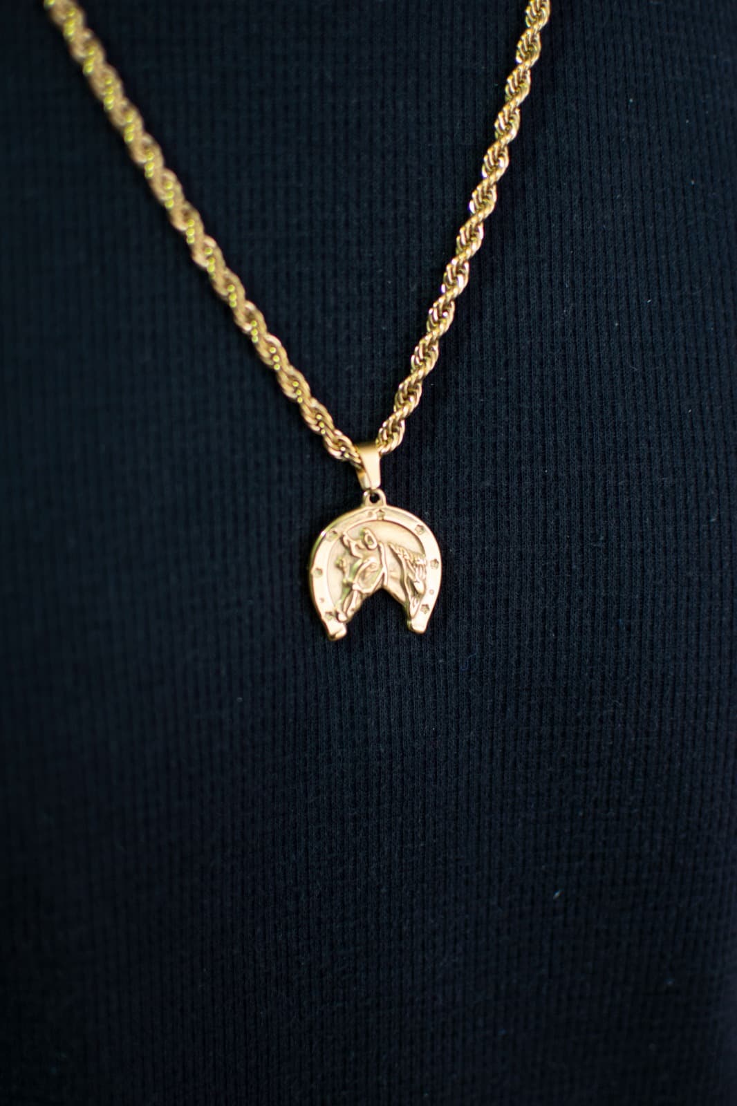 Cadena con dije herradura gold
