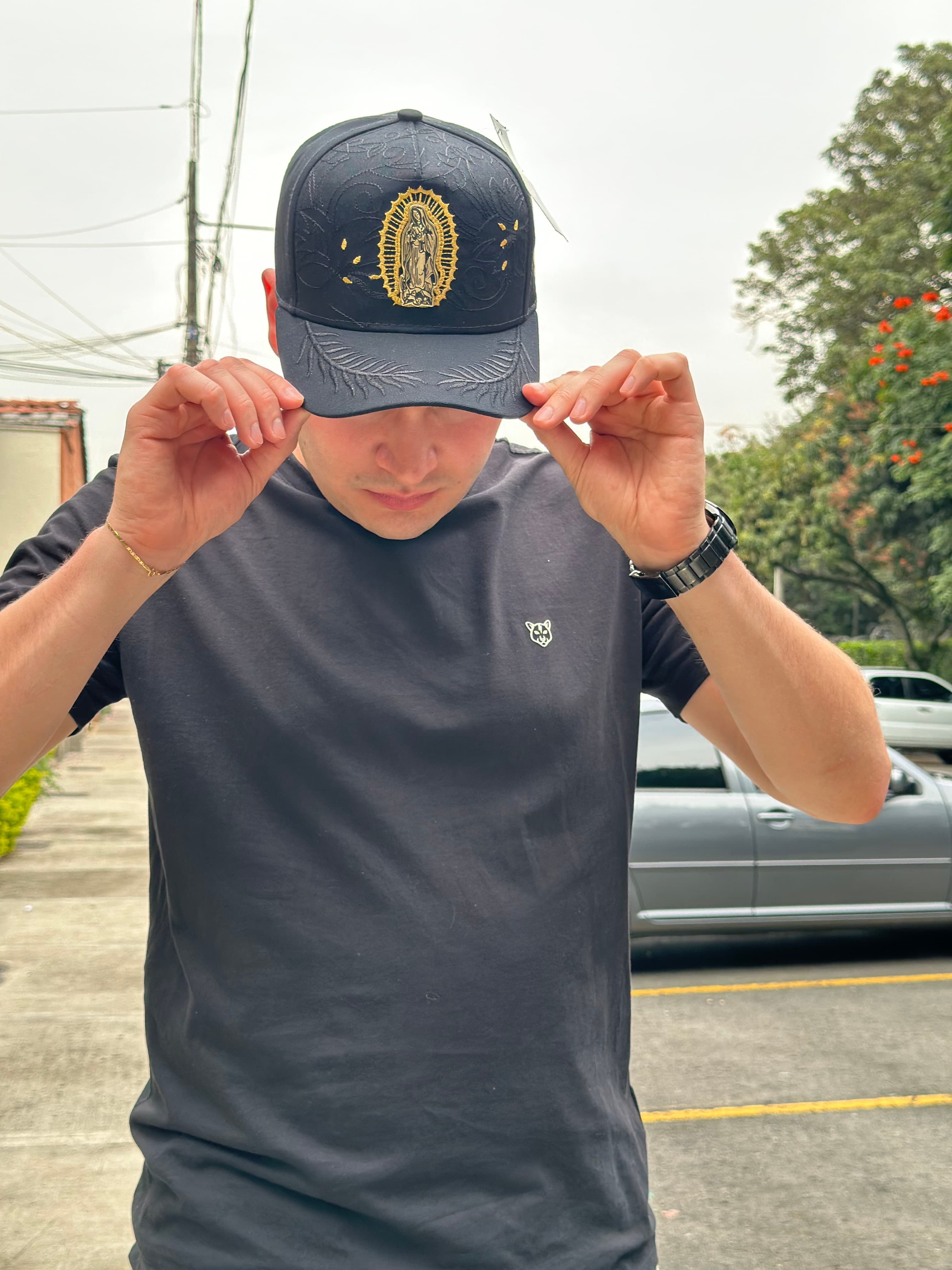 Gorra de la virgen negra