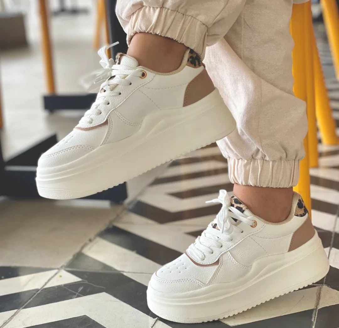 Tenis altos blancos con animal print
