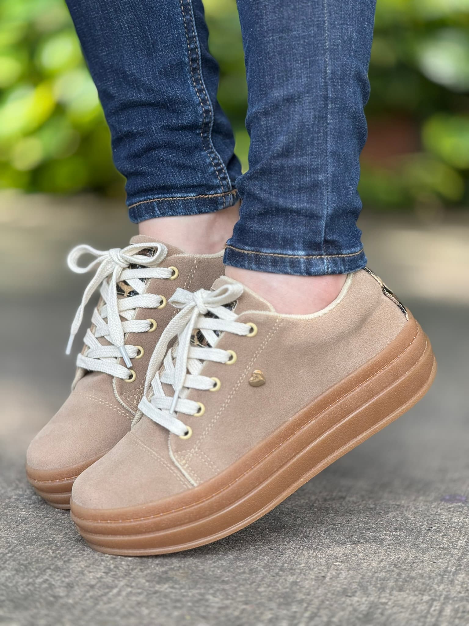 TENIS CASUAL CORA + CAJA