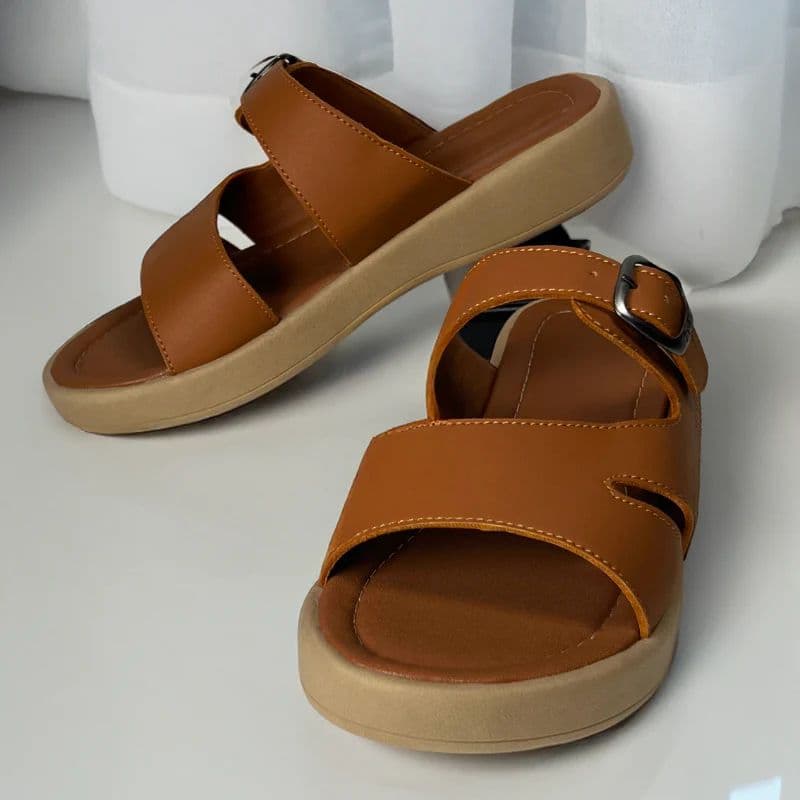 SANDALIA CON BROCHE AJUSTABLE DROPI CUP
