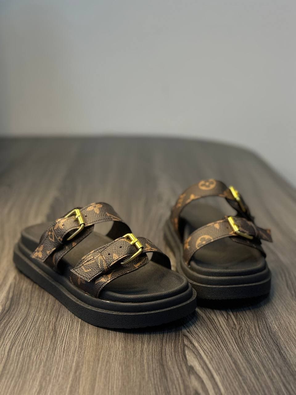 Sandalia canoa REF Louis Vuitton