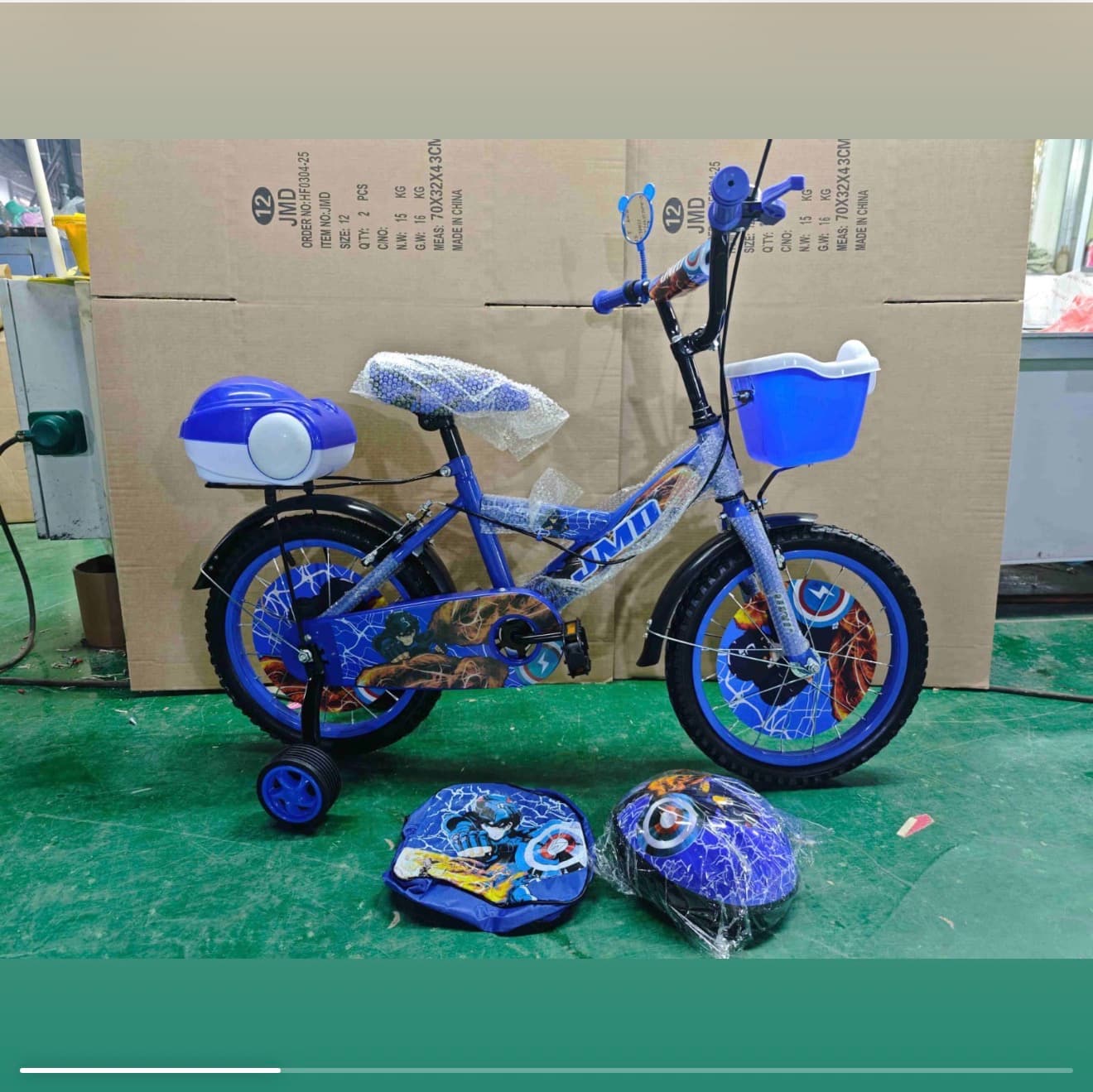 Bicicleta con casco y bolso rin 16