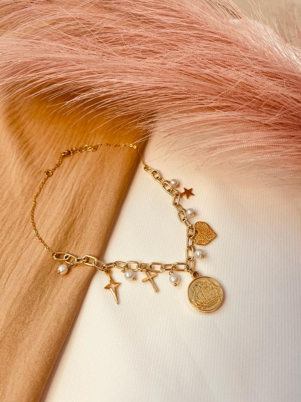 collar de dama con dijes