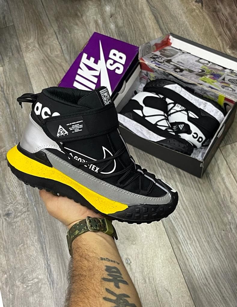 BOTA NIKE ACG